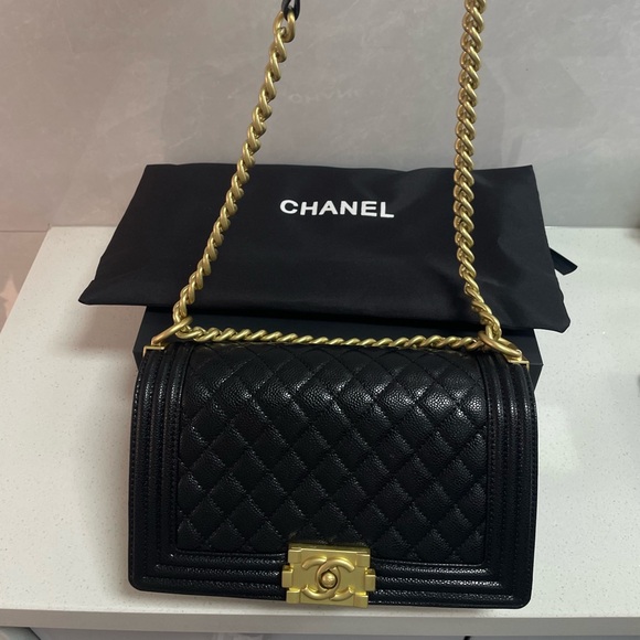 Elegant Black Quilted Crossbody Bag with Gold Hardware - Picture 2 of 10